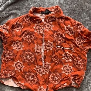 Patterned, 60’s style cropped button up!
